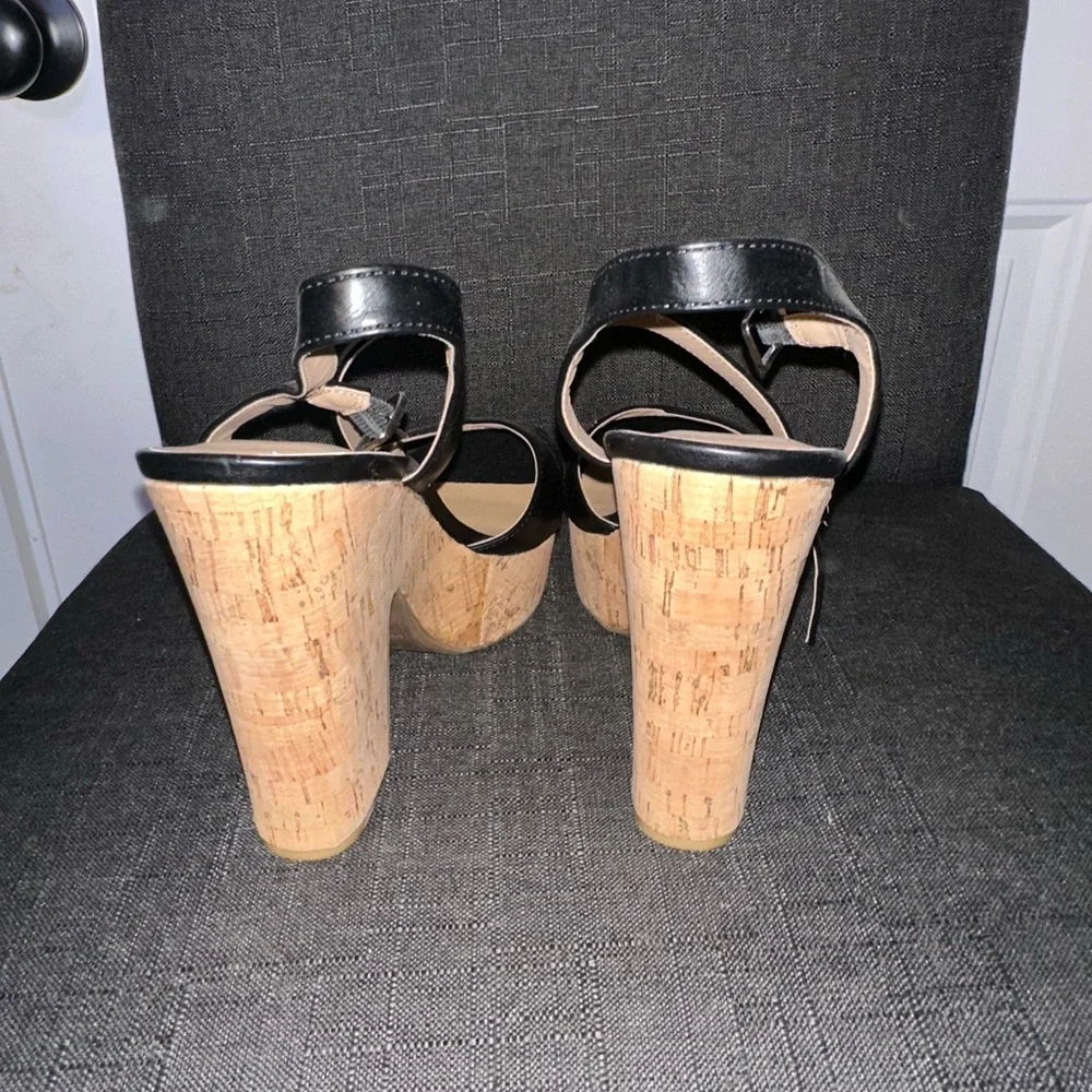 Kaari Blue Size 9.5‎ Black Platform Chunky Strappy Sandals